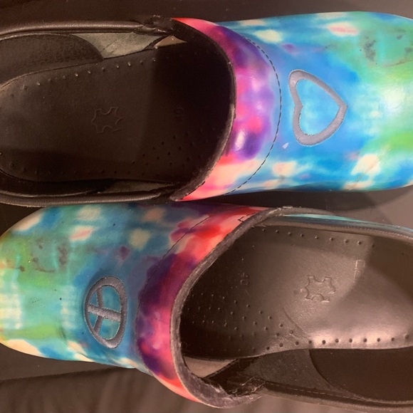 Size 40 Tie-dye Dansko clogs in very good used condition!! - Picture 6 of 6
